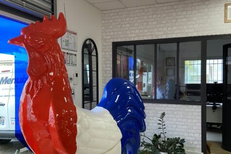 Locaux Menuiz entrée coq statue
