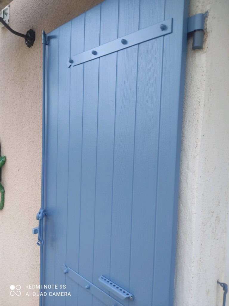 volets battants bleu en composites