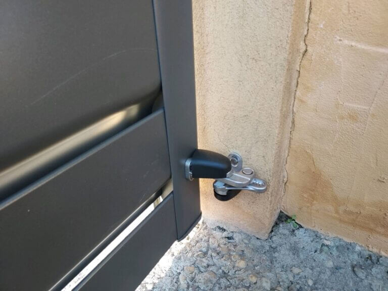 Pose d'un portail aluminium avec gonds compensateurs de pente