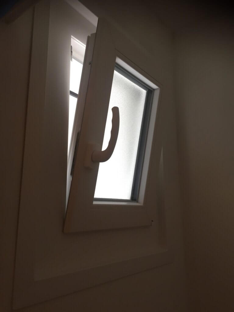 petites fenêtres PVC blanc à soufflet