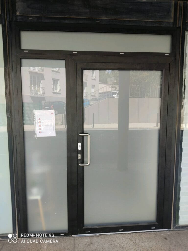 Porte Tertiaire en aluminium coloris Noir profond avec Ferme porte et gâche électrique