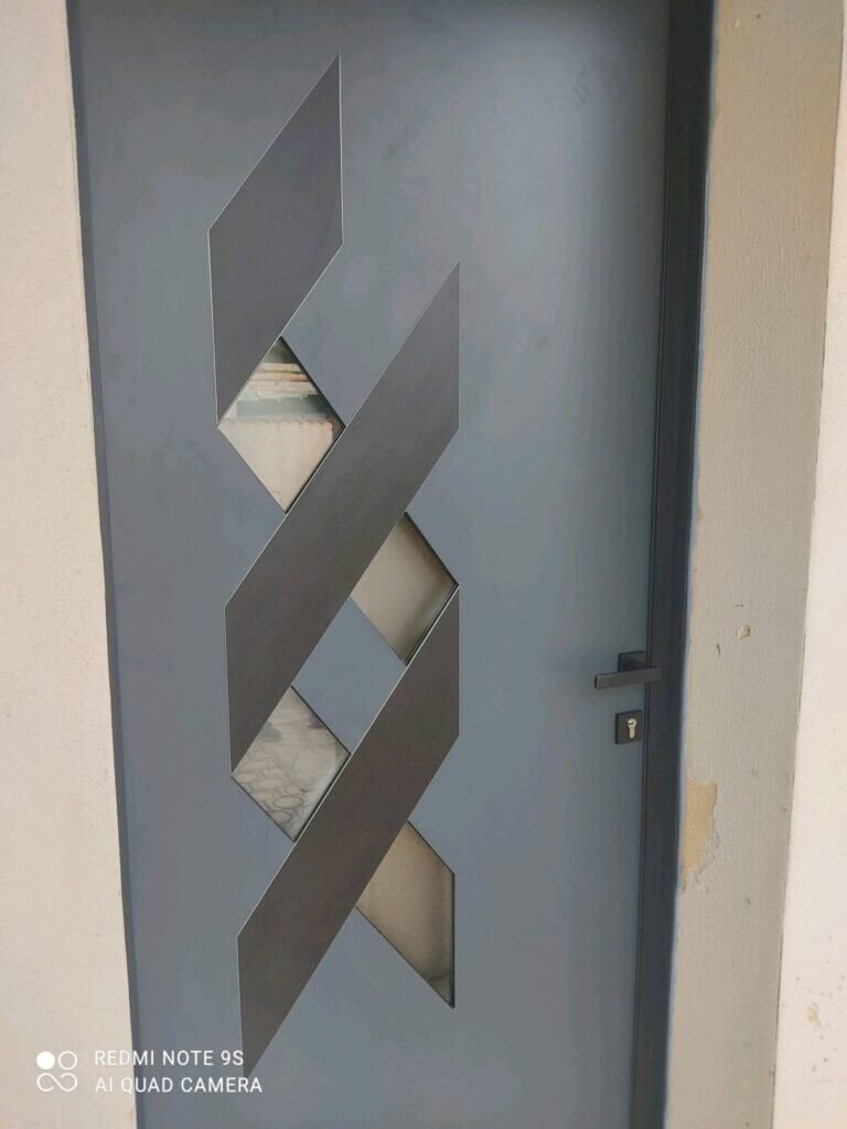 porte d’entrée contemporaine en aluminium