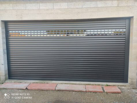 grande porte de garage enroulable contemporaine avec hublots
