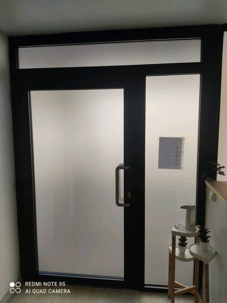 Porte Tertiaire en aluminium coloris Noir profond avec Ferme porte et gâche électrique