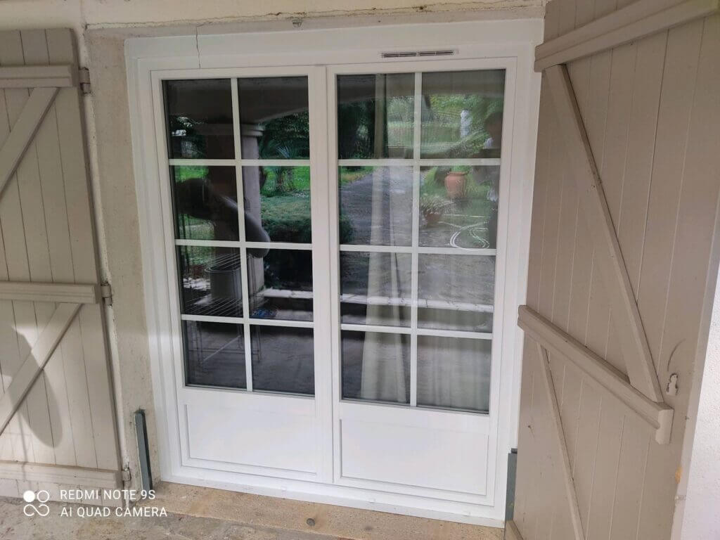 fenêtres et portes-fenêtres en PVC avec croisillons
