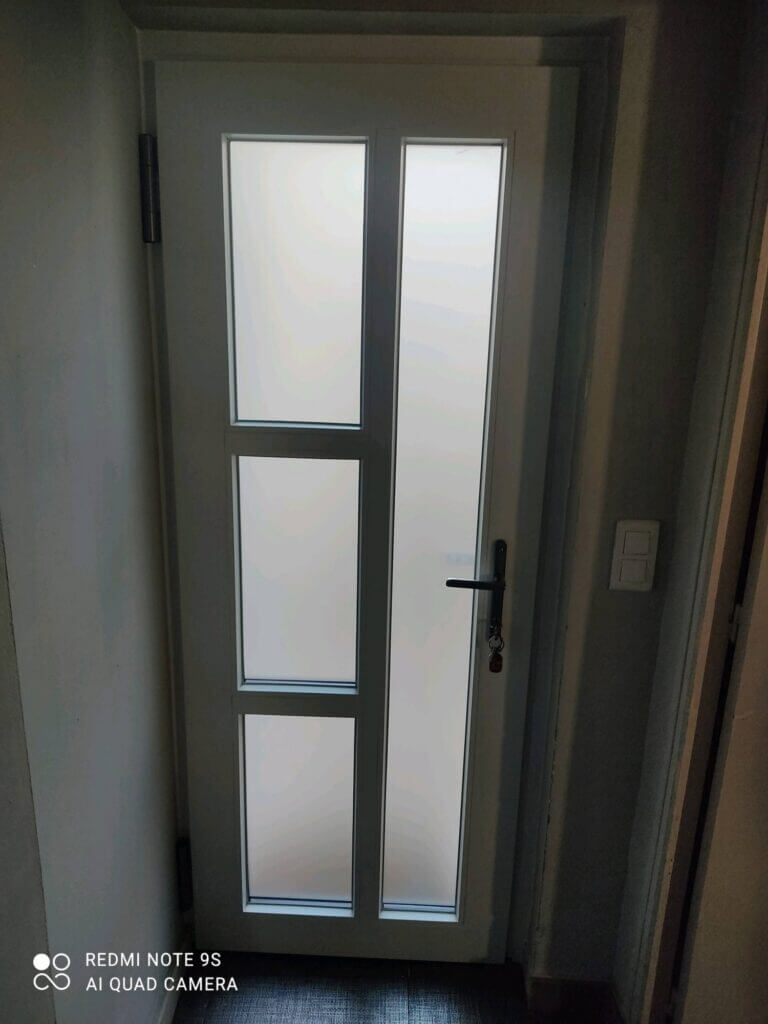 porte d'entrée en fibre de verre coloris blanc pour l'intérieur